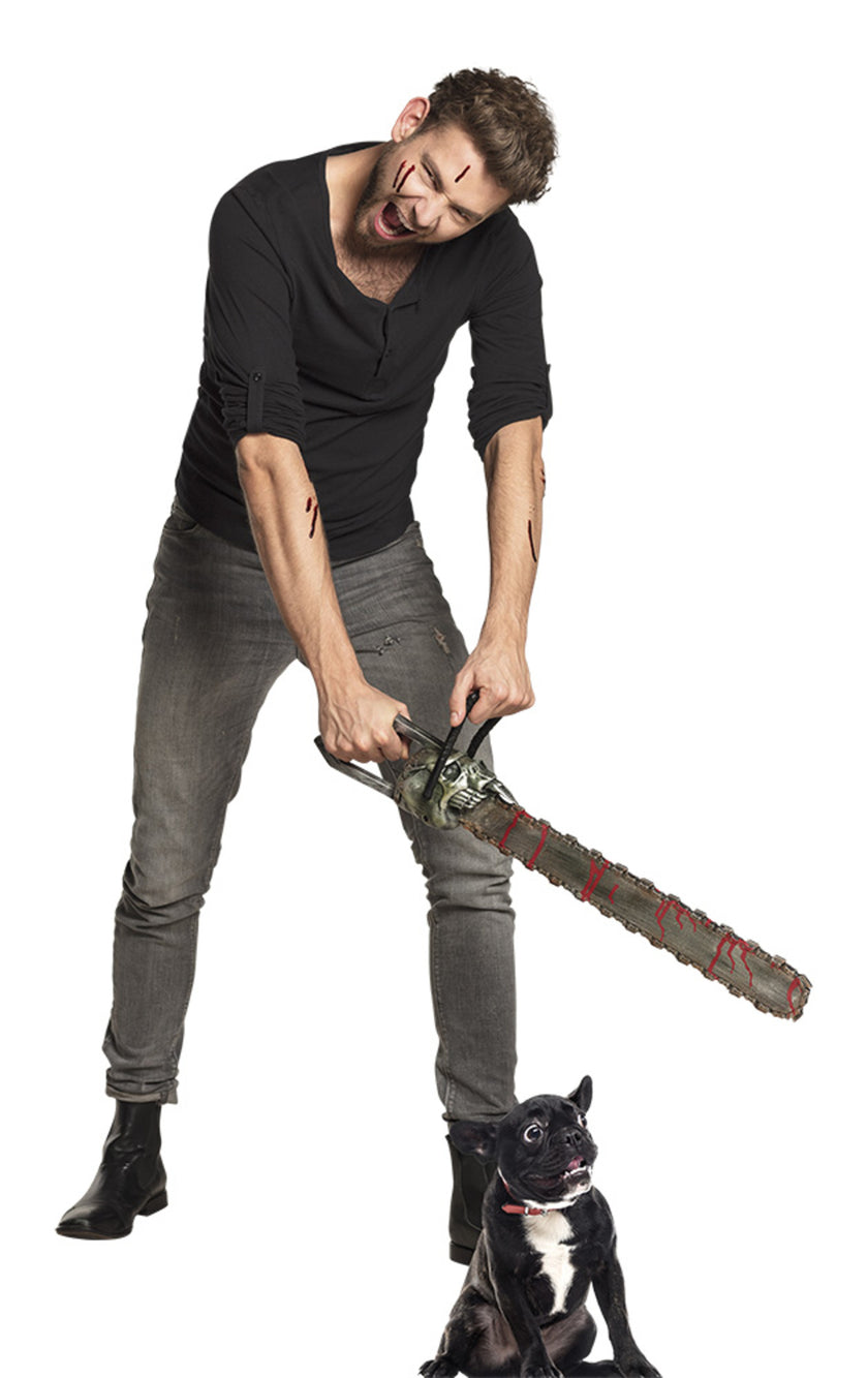 Scie ave tâches de sang homme