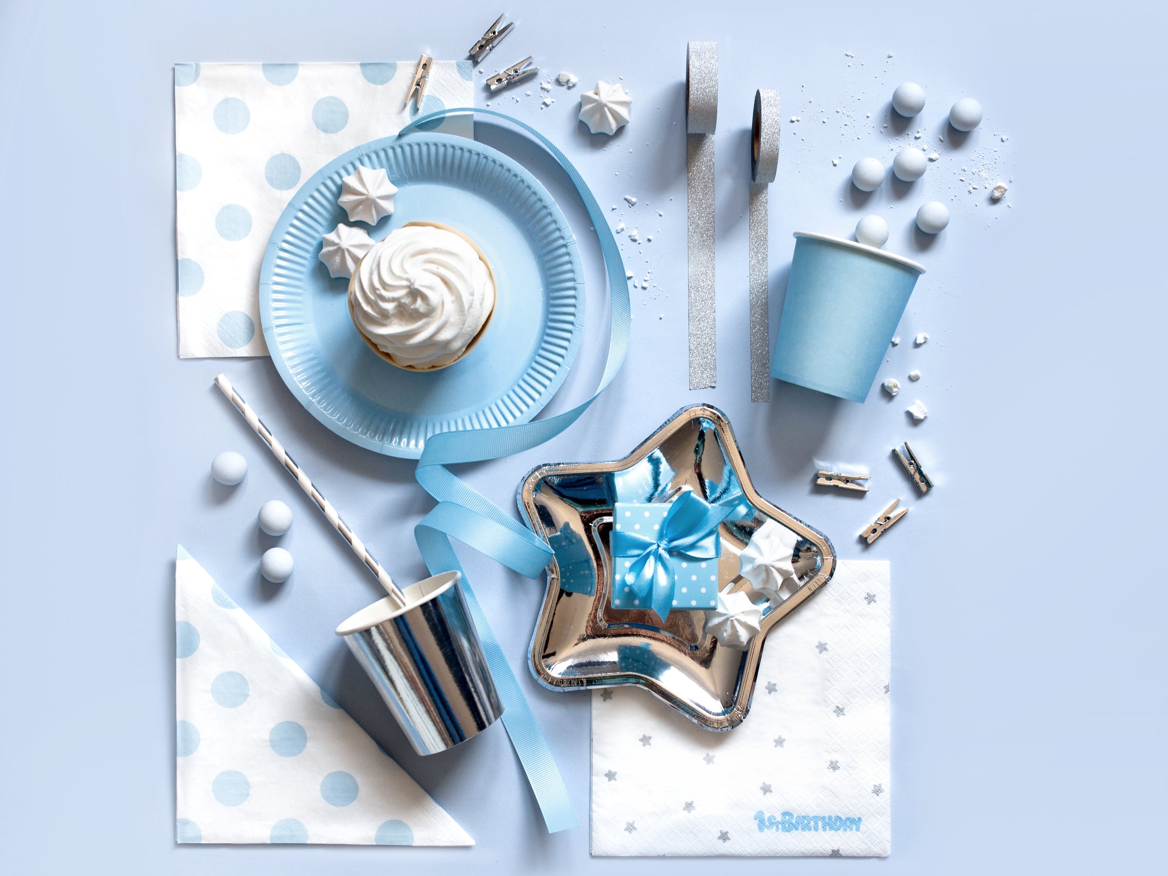 20 serviettes blanches avec étoiles argentées 