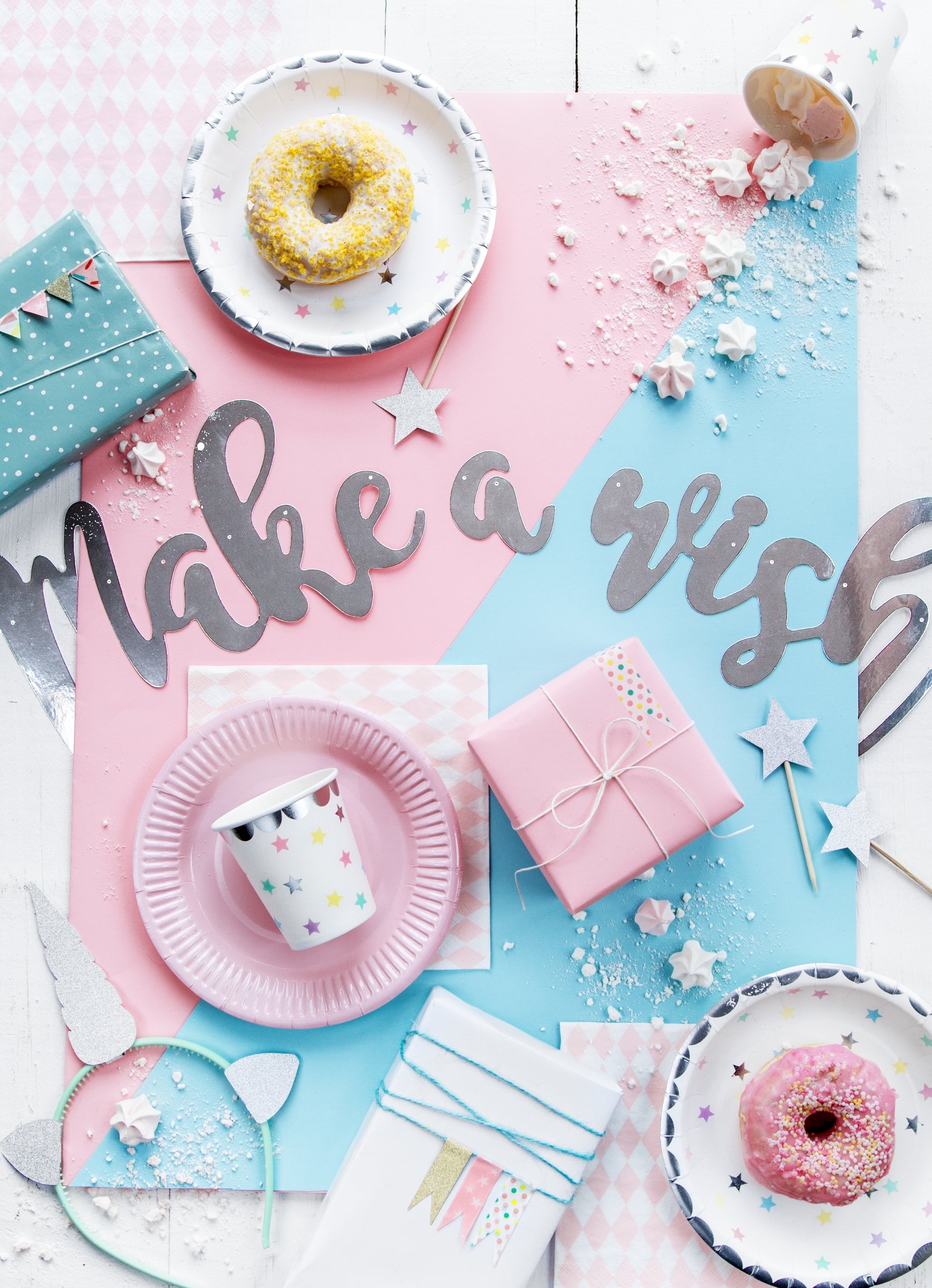 6 assiettes blanches avec étoiles multicolores (18cm) - Unicorn