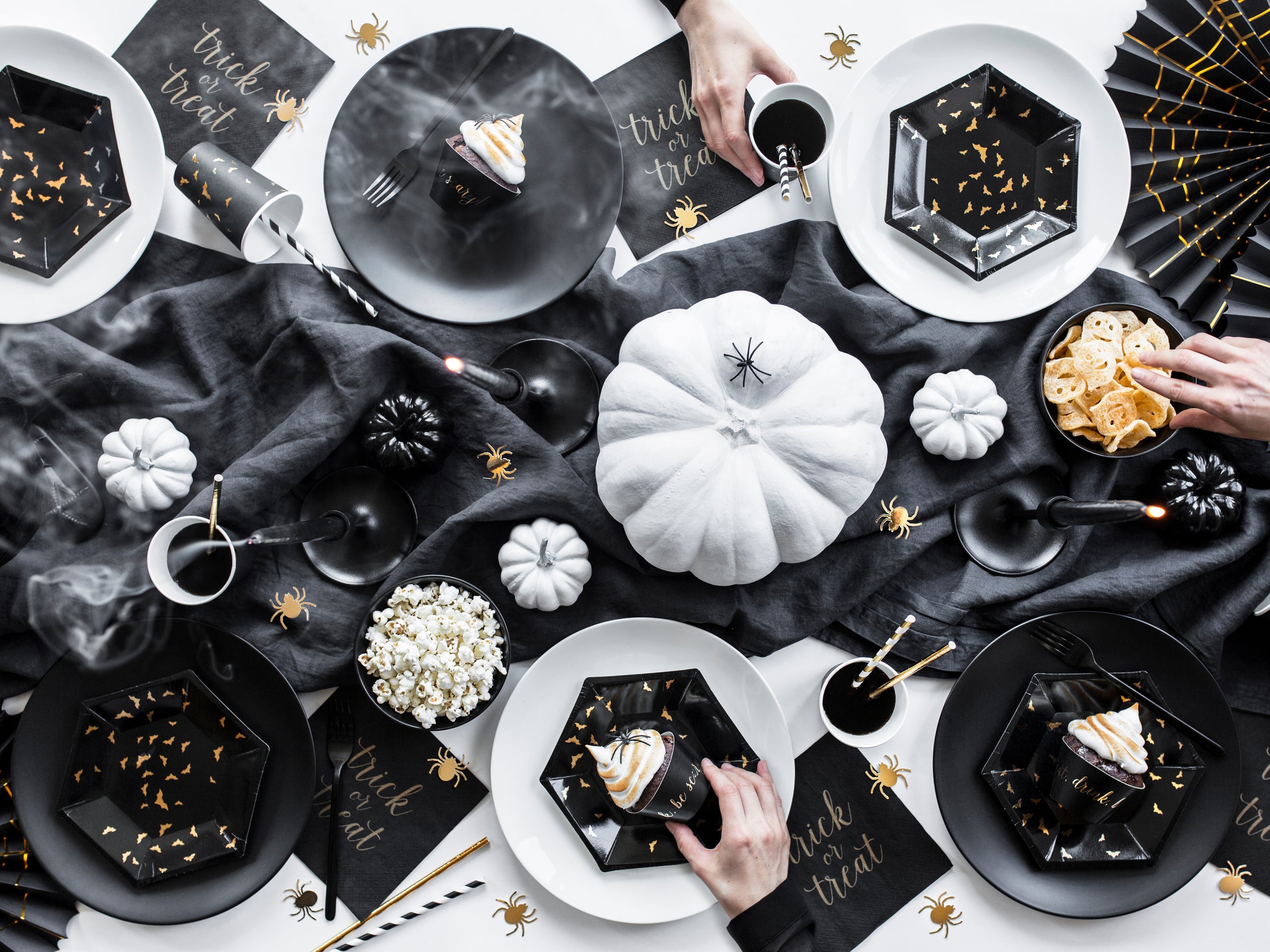 6 assiettes noires avec chauv-e-souris dorés en carton (20 cm) - Trick or Treat Collection