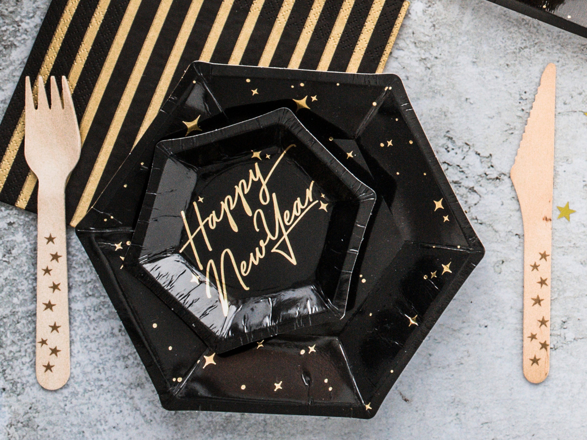 6 assiettes pentagonales noires avec étoiles dorées en carton - New Year’s Eve Collection