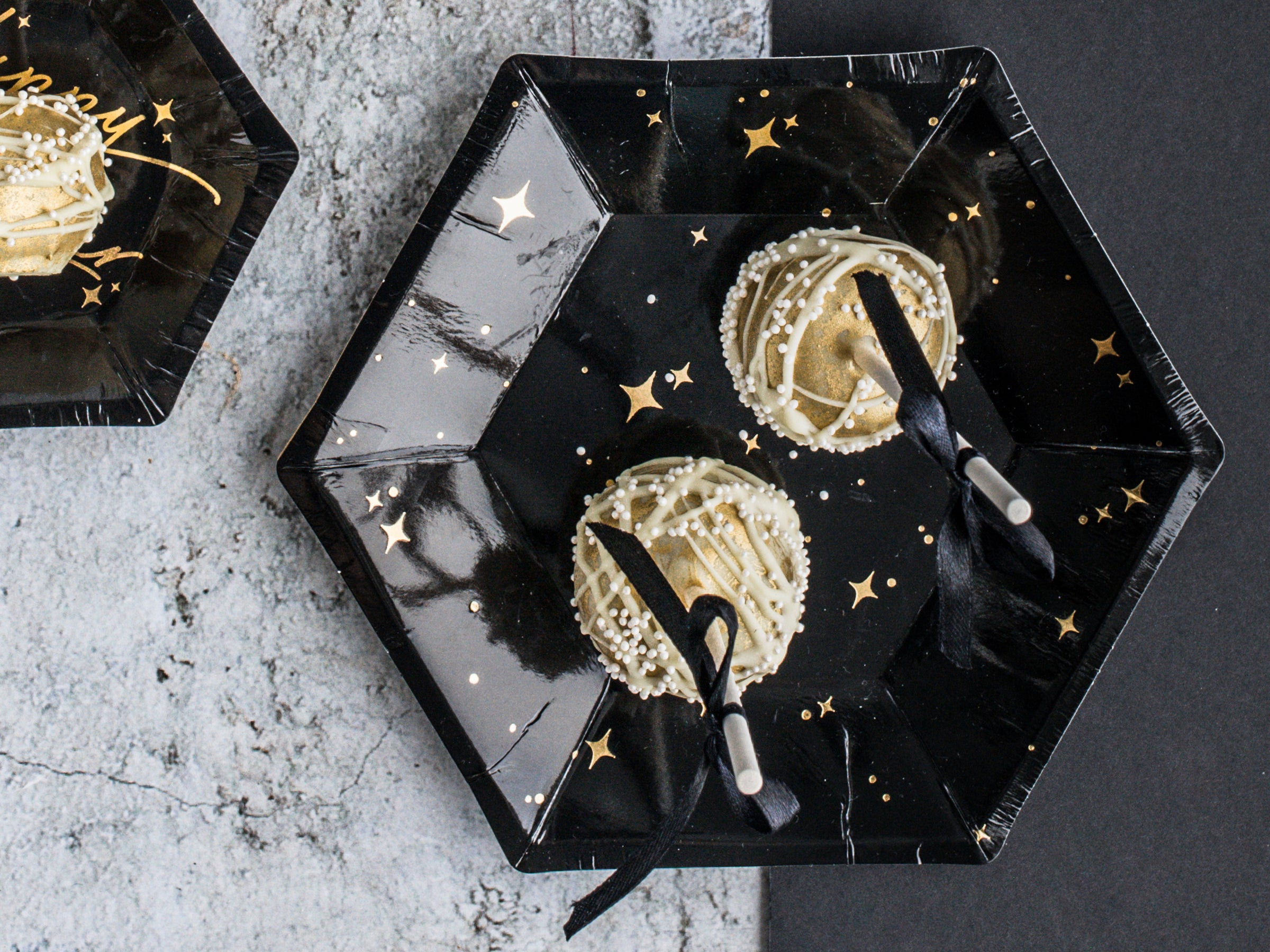 6 assiettes pentagonales noires avec étoiles dorées en carton - New Year’s Eve Collection