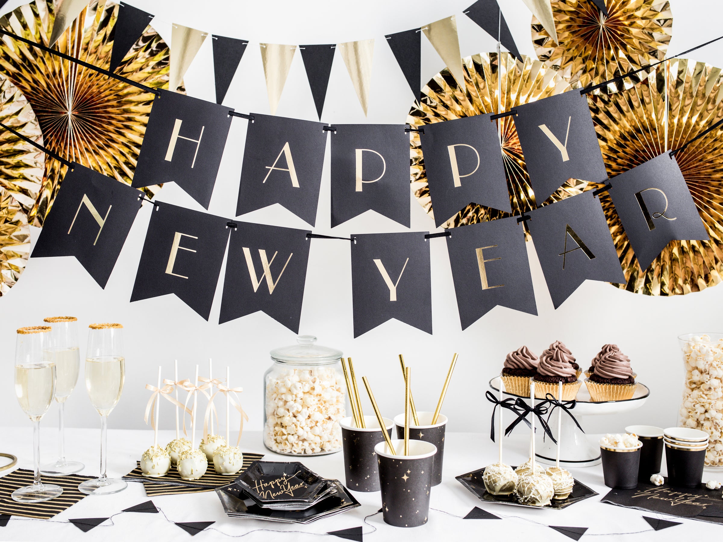 6 assiettes pentagonales noires avec étoiles dorées en carton - New Year’s Eve Collection