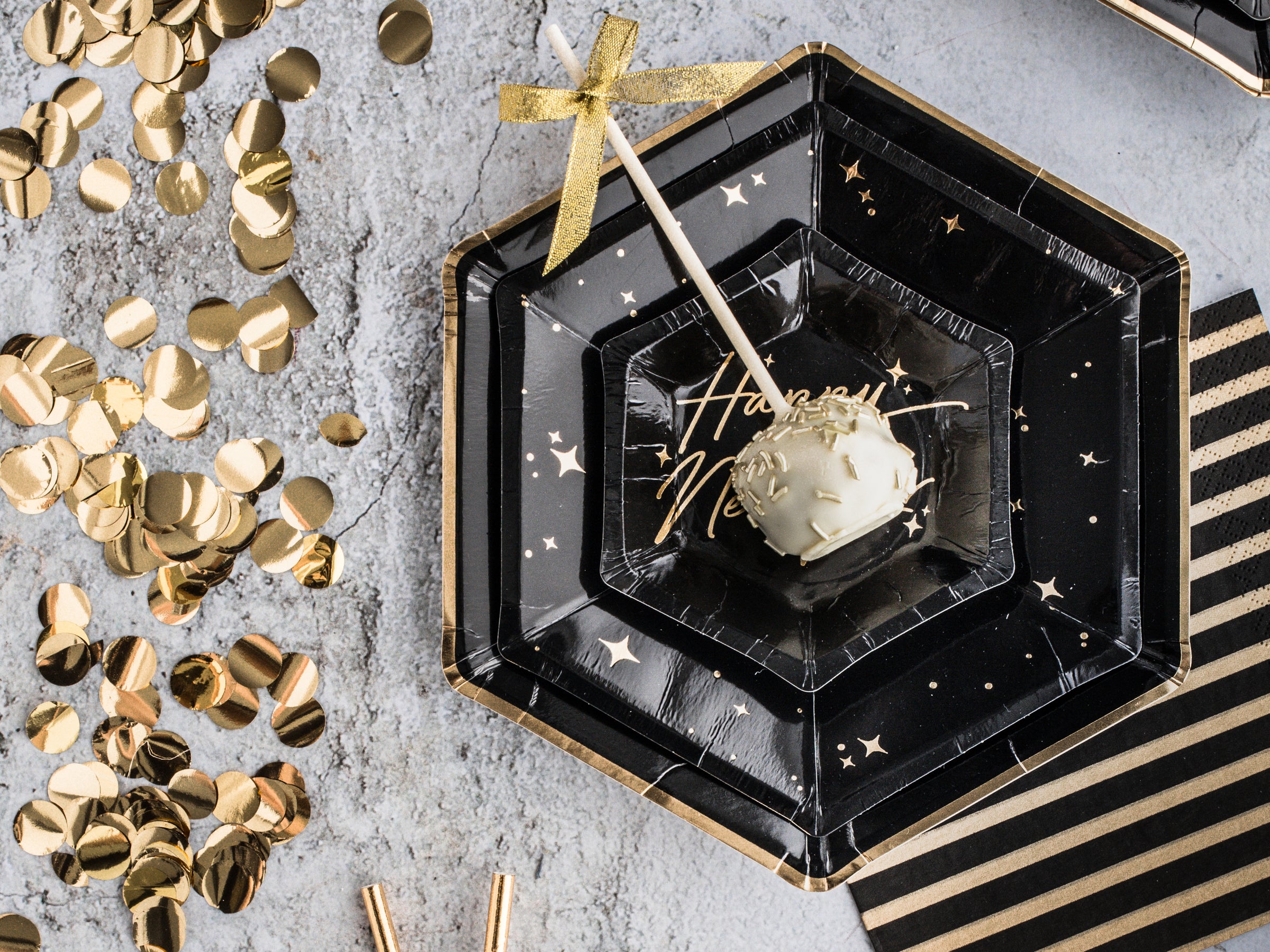 6 assiettes pentagonales noires bords dorés en carton - Gold 30th Birthday