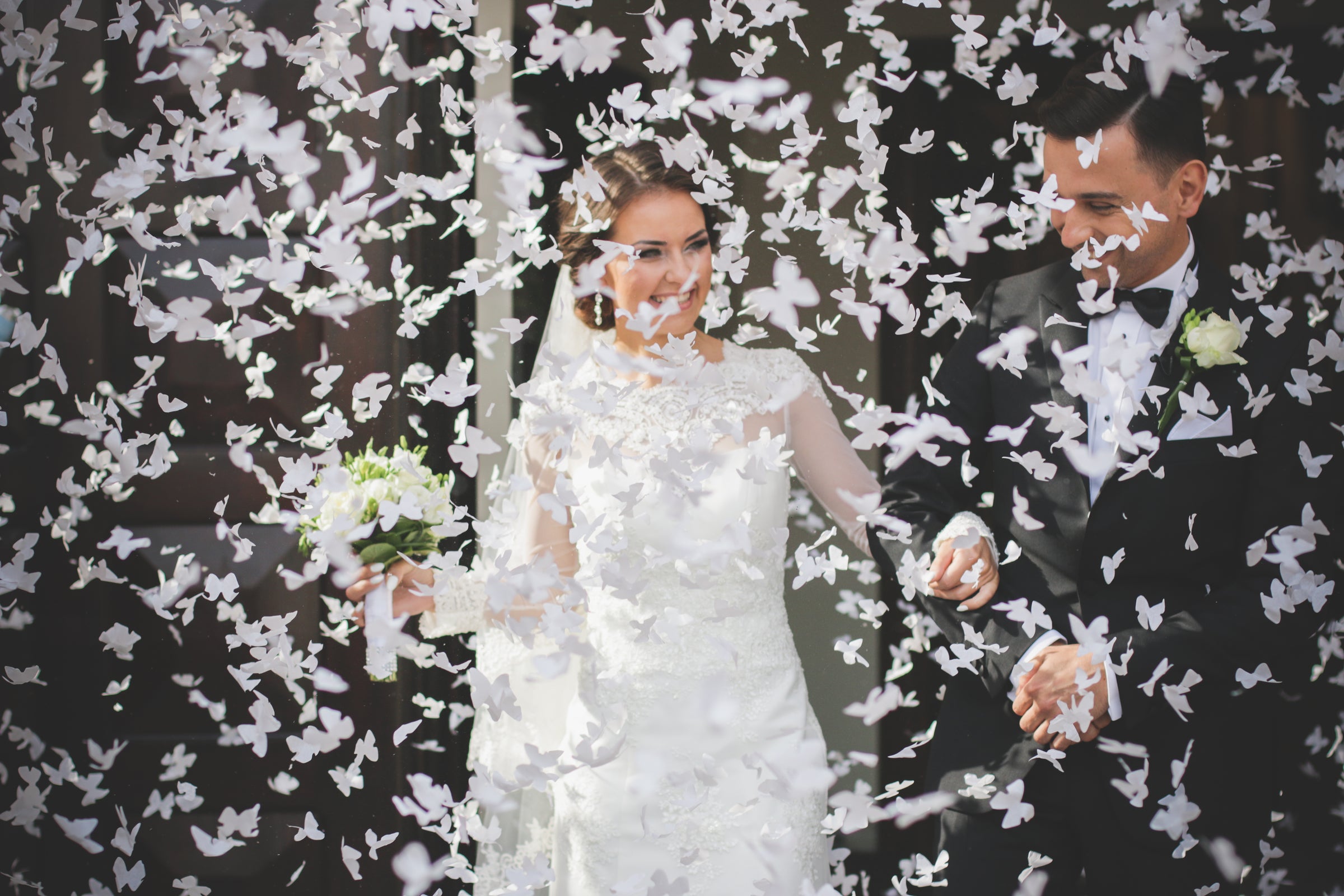 Canon à confettis papillons blancs de 40 cm