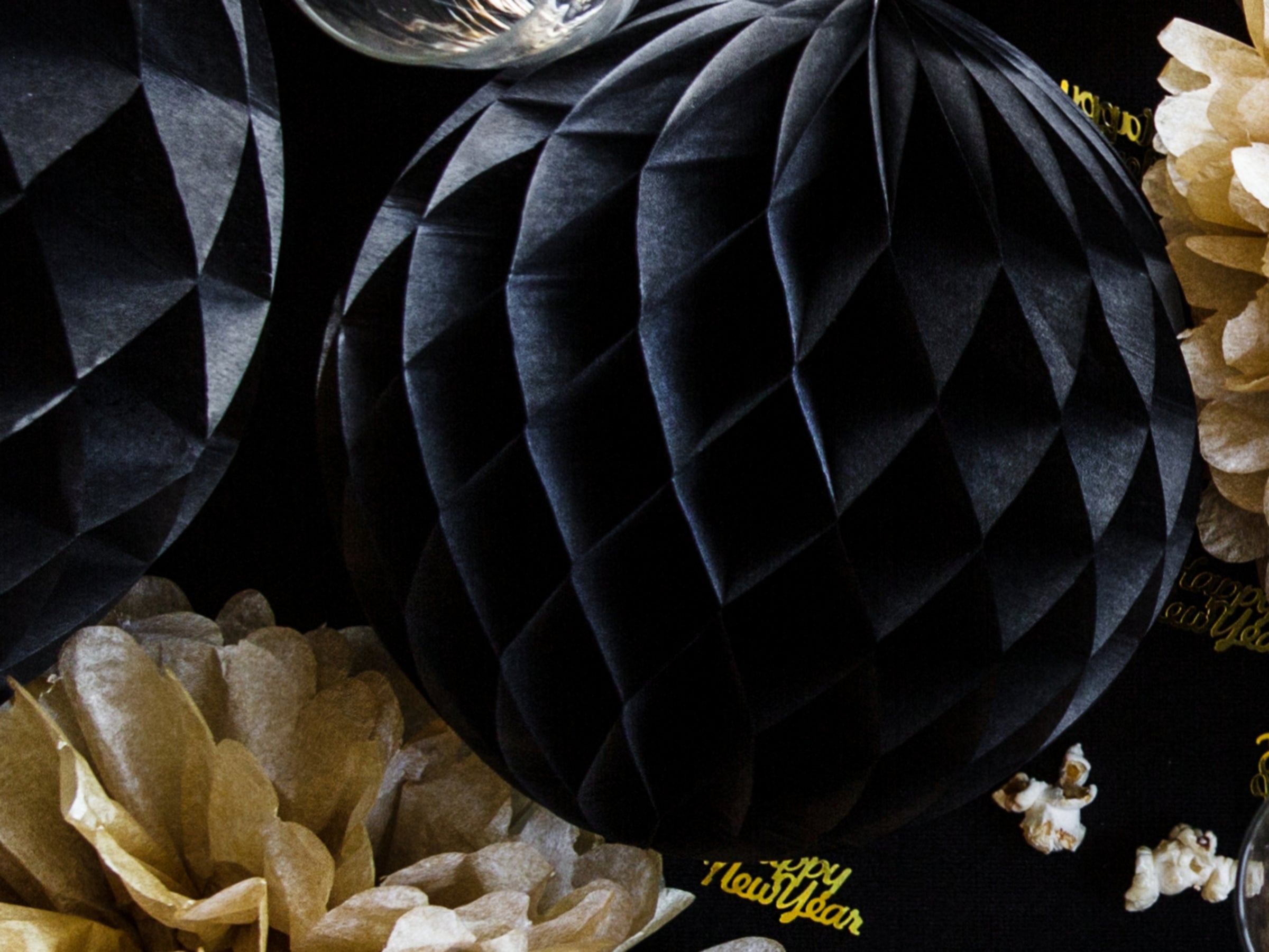 Boule noire de 20 cm en nid d'abeille