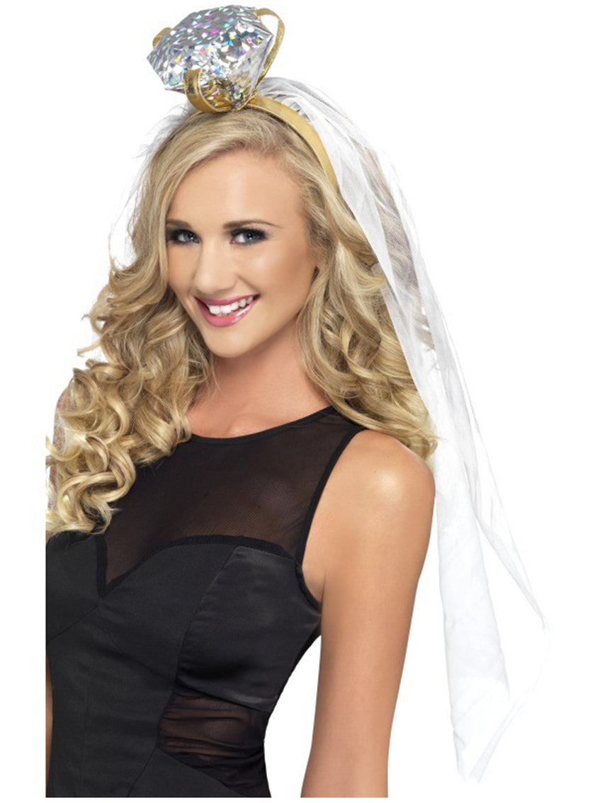 Diadème blanc avec une bague d'adieu au célibat