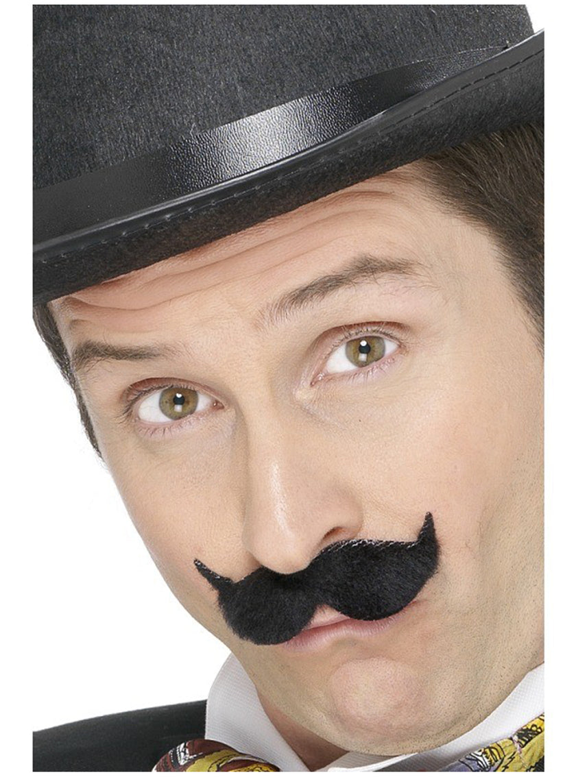 Moustache détective