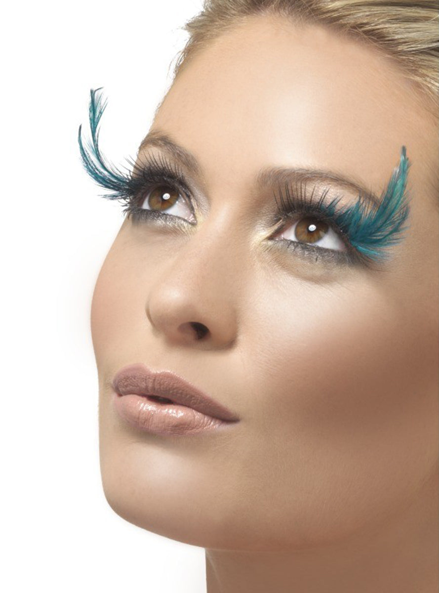 Cils avec des plumes de couleur turquoise