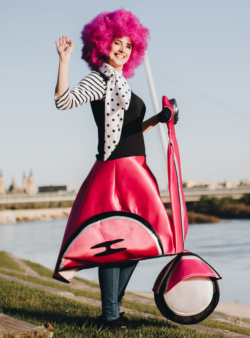 Déguisement fille des années 50 sur moto rose