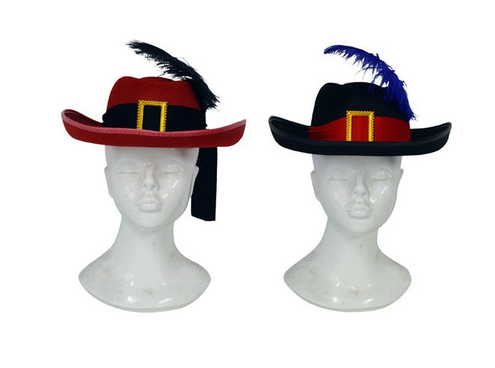 chapeau mousquetaire plume et boucle dorée mix