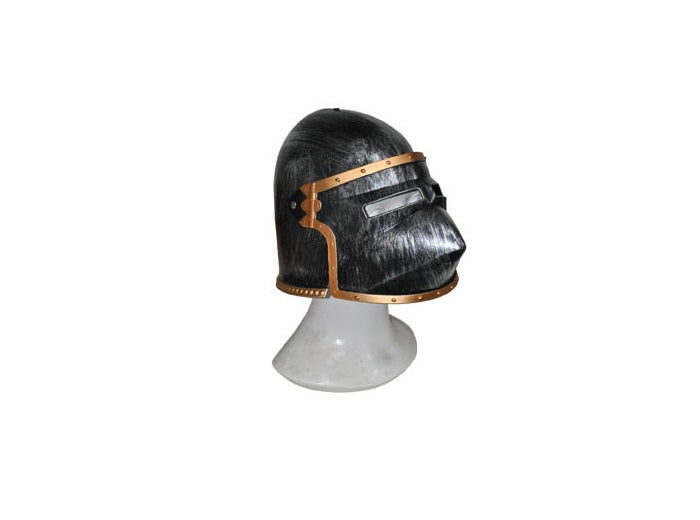 casque de chevalier avec visière pointue