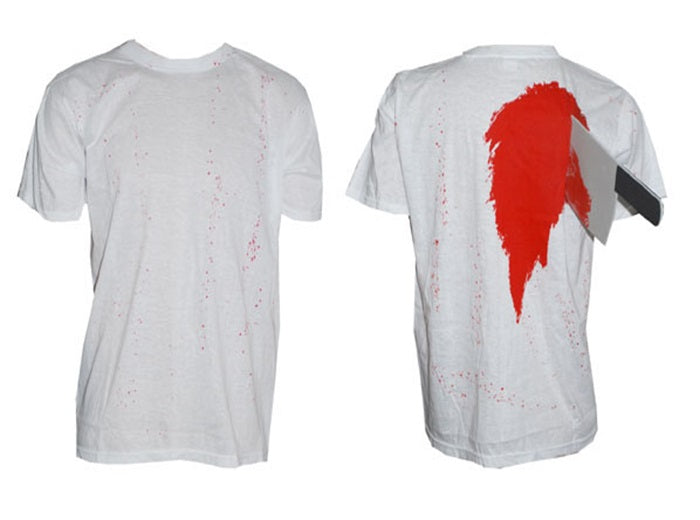 t-shirt et couteau ensanglanté