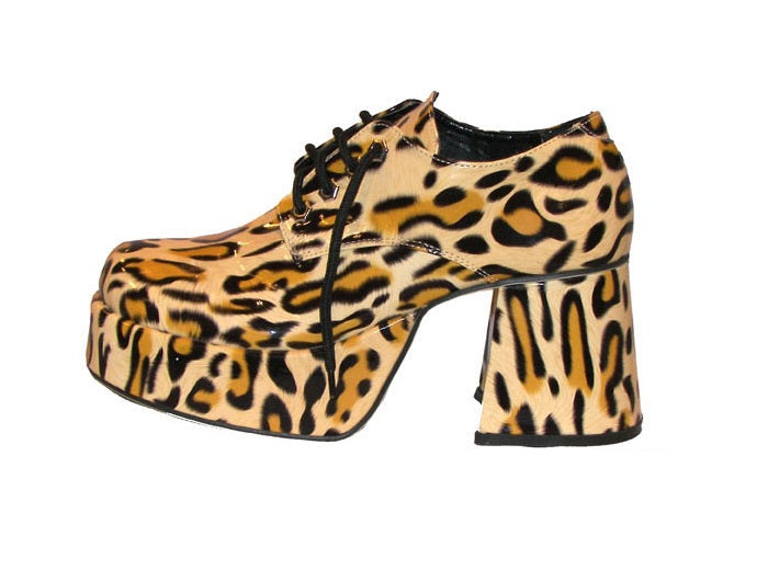 paire de chaussures compensées léopard pointure 42-43