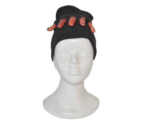 bonnet avec doigts ensanglantés