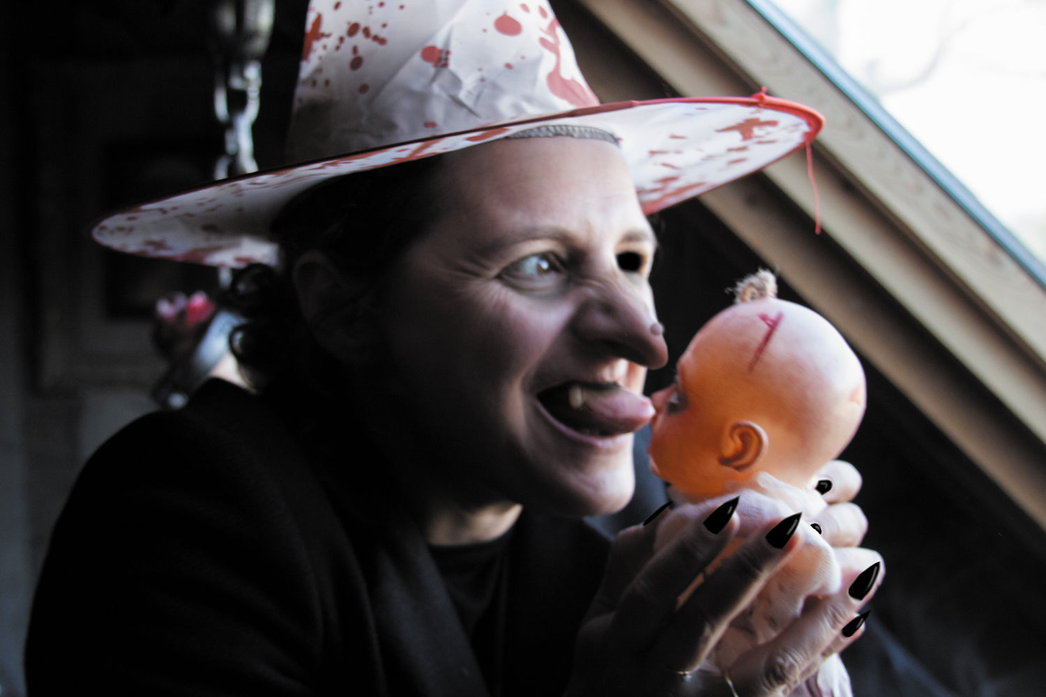 CHAPEAU DE SORCIERE ENSANGLANTE