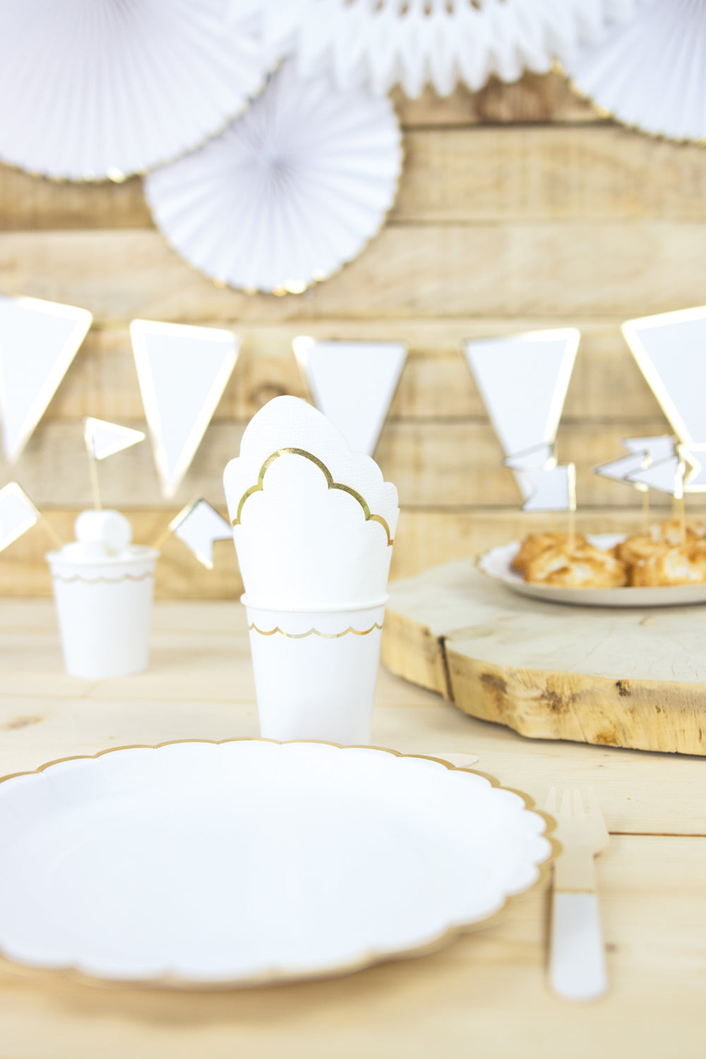 SERVIETTES FESTONNEES 33X33CM BLANCHES ET OR X 16